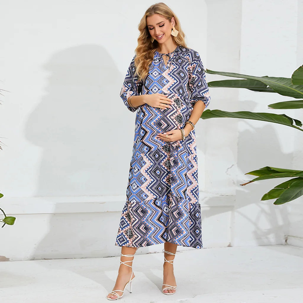Elegant beach maternity dress with geometric pattern, perfect for summer photoshoots and comfortable during pregnancy.