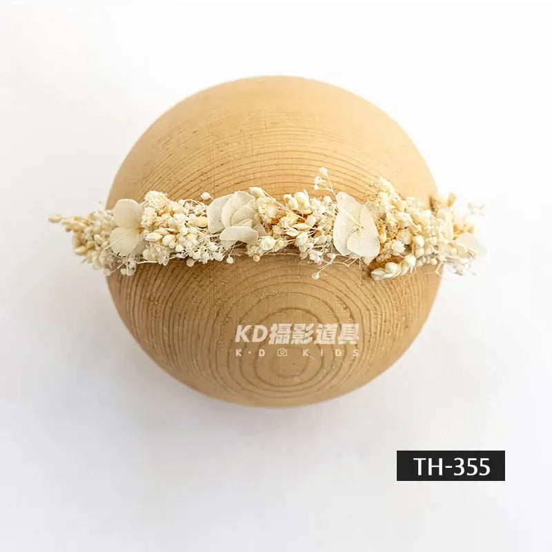 Adjustable faux flower headband for newborn photography, perfect for girls aged 0-6 months. Elegant floral design.