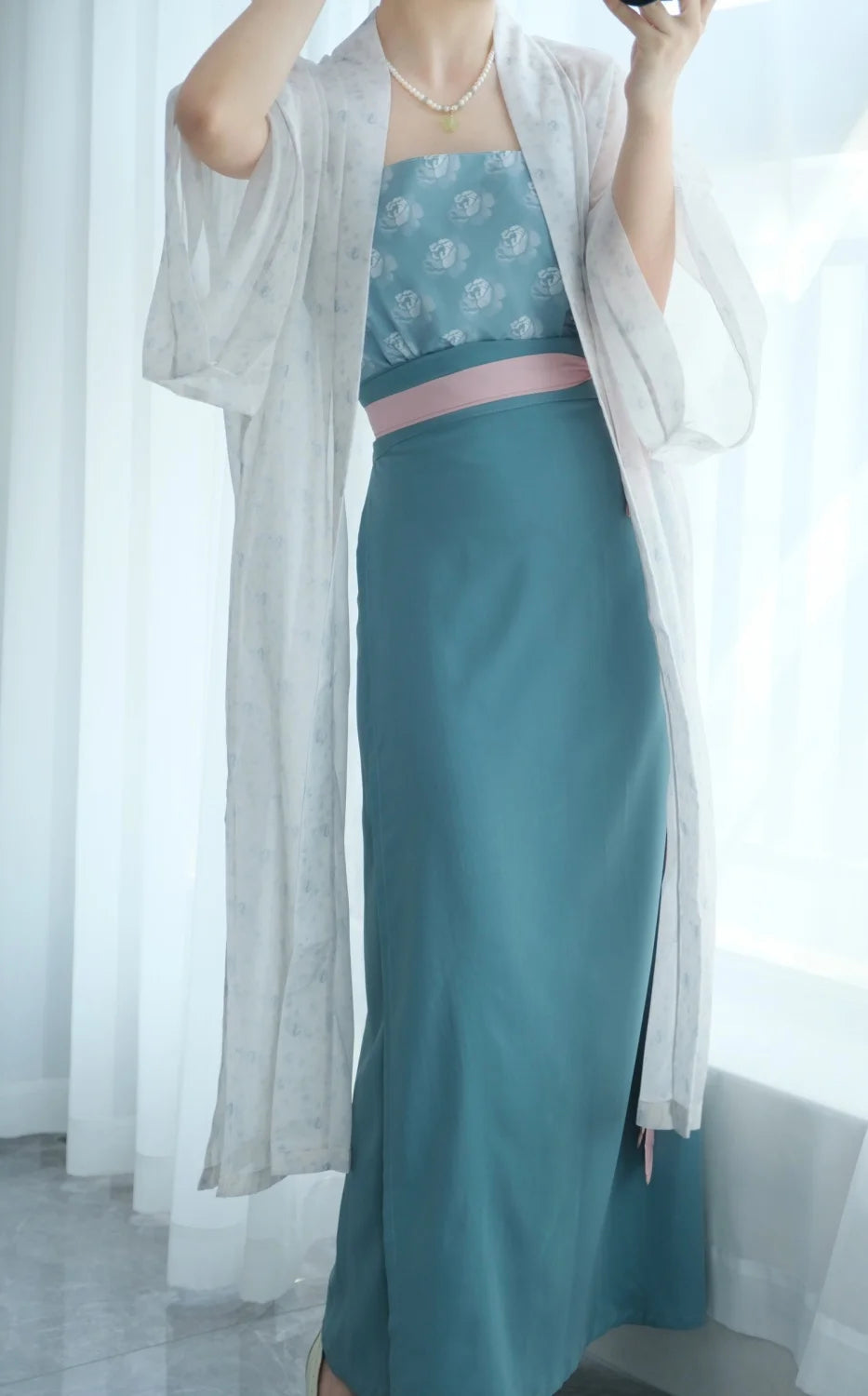 Song Dynasty Hanfu retro three-piece outfit for women featuring floral design and a flowing elegant silhouette.