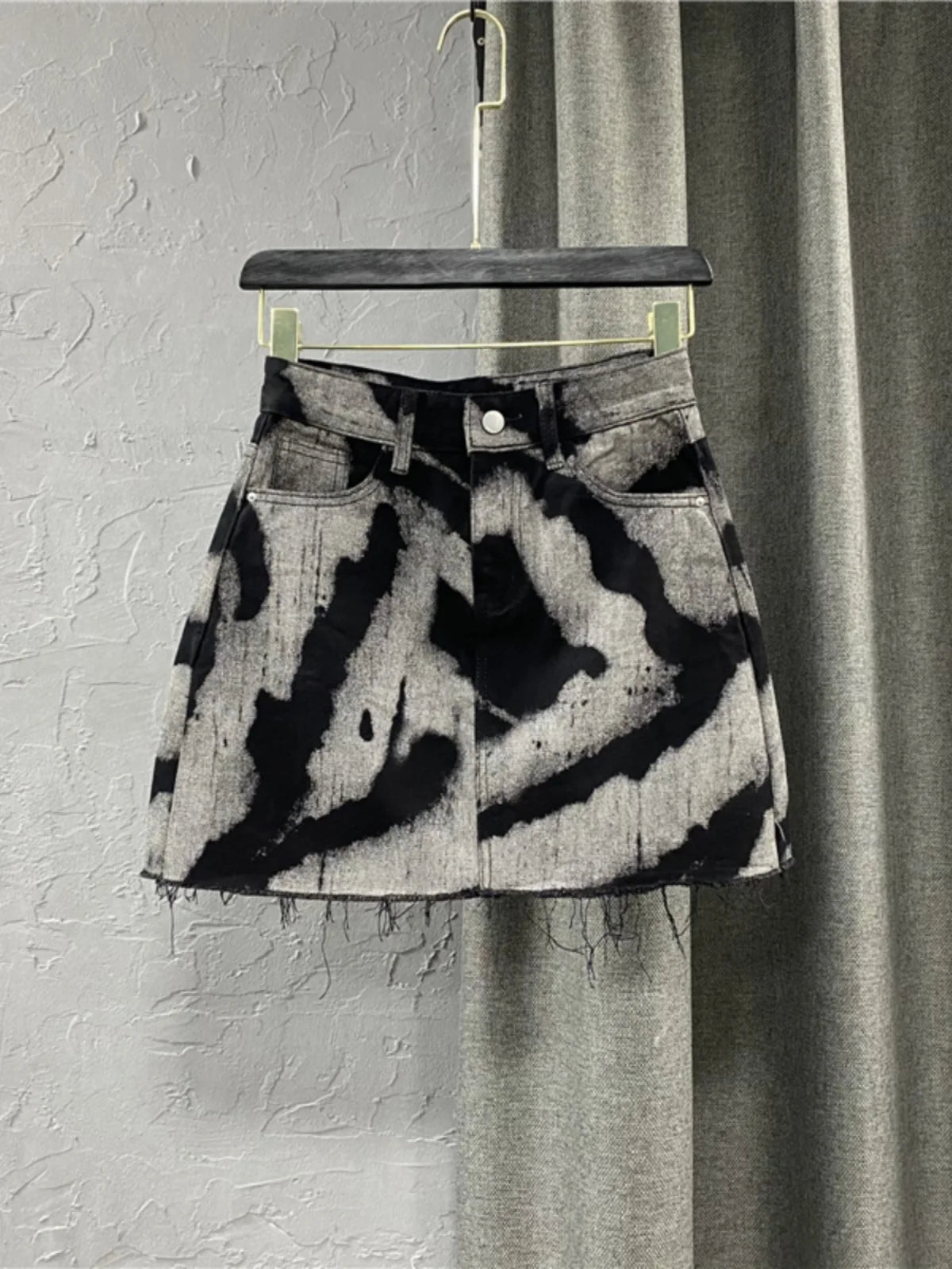DyeDrape™ – Tie-Dye Short Denim Skirt (Black Gray, Fringed A-Line)