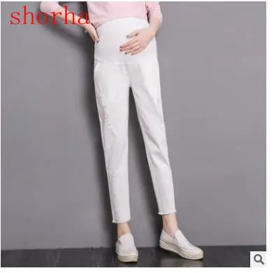 Casual 3-color maternity pants in white, featuring pockets and a comfortable fit, ideal for all seasons.