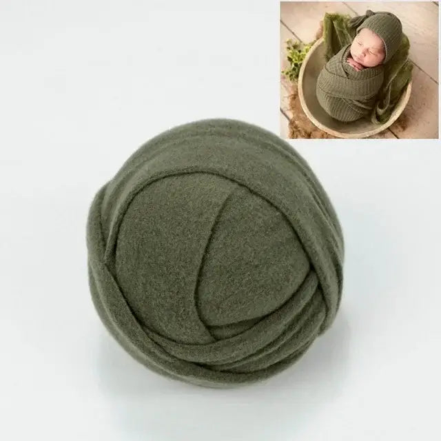 Solid green blanket ball for newborn photography backdrop, soft polyester material for baby props and photo shoots.