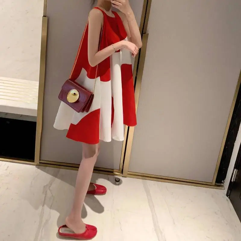 Loose sleeveless Korean maternity dress in red and white, perfect for summer, featuring A-line silhouette and knee-length design.
