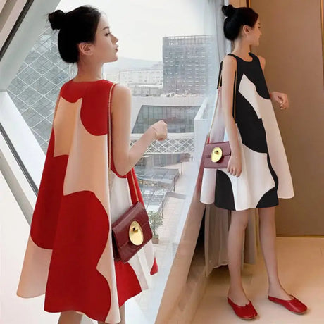 Loose sleeveless Korean maternity dress in red and black color blocks, perfect for summer fashion.
