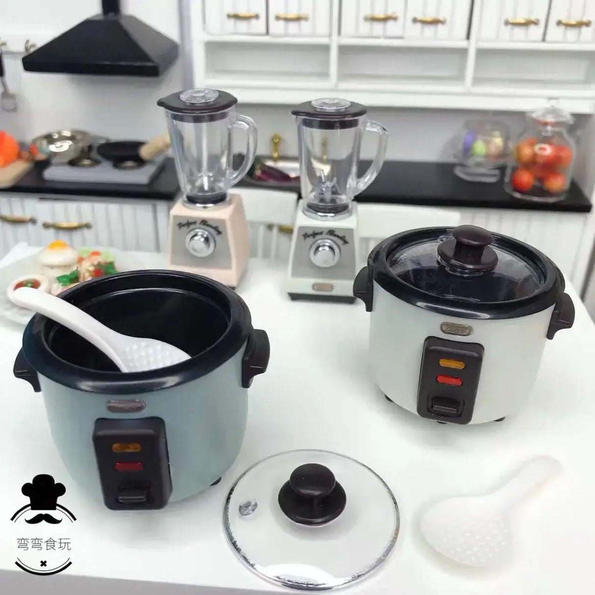 Miniature kitchen appliances including a rice cooker and blenders, perfect for pretend play and photography props.