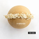 Adjustable faux flower headband for newborn photography, perfect for girls aged 0-6 months. Elegant floral design.