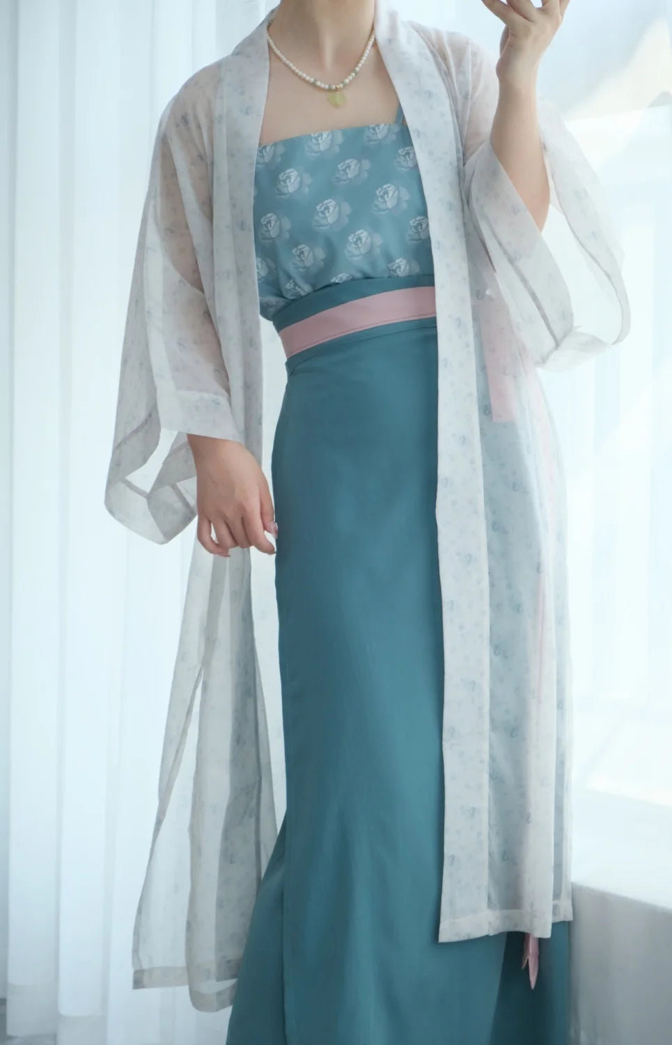 Song Dynasty Hanfu Retro Three Piece Outfit for women, featuring silk-like material and elegant floral design.